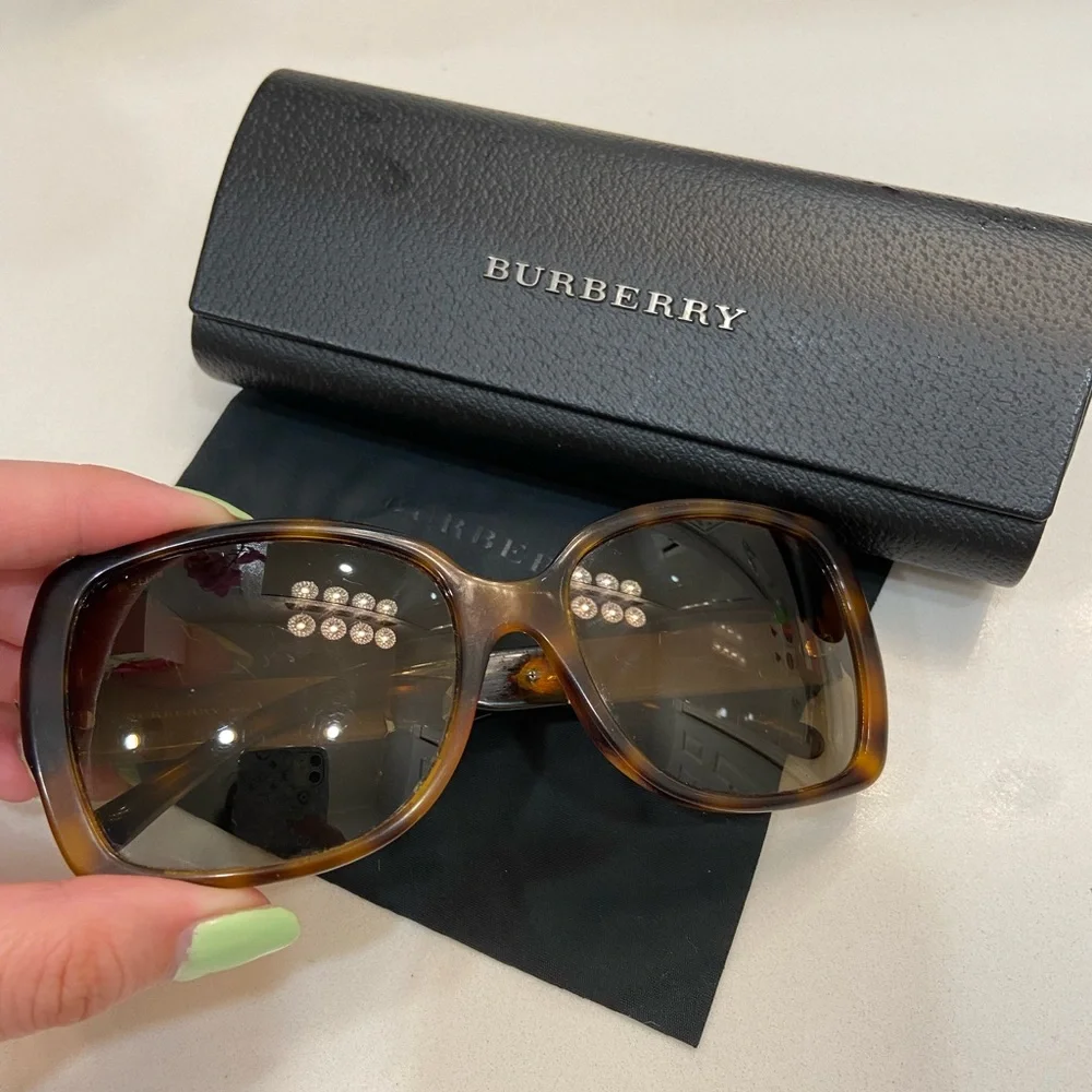 Burberry sunglasses ❤️ - Picture 1 of 8